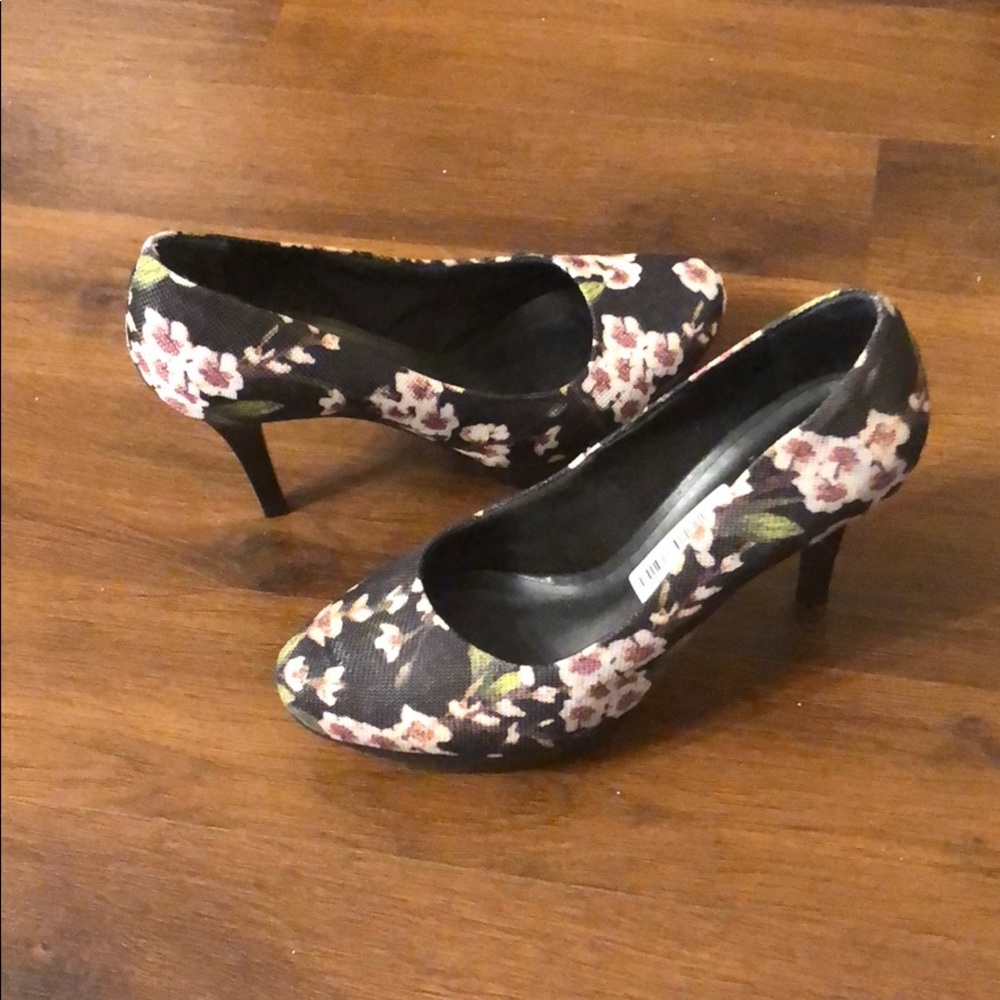 Trendy Flowery Pumps